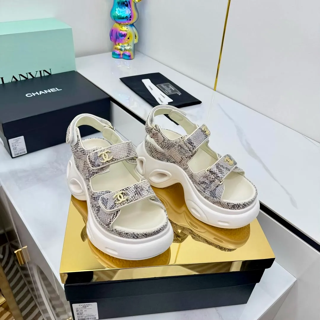 👟👟Ex-factory price 680👟👟 Top version... Chanel｜Chanel Xiaoxiang Velcro Beach Slippers Slippers Casual Beach Shoes 25ss Spring and Summer New Style! Beach shoes are a hit all over the internet! The latest model from the counter, I am still willing to buy it on my feet. It must be ranked among the most popular models. It is invincible in all seasons. Various bloggers and Internet celebrities can see the matching styles. Highly recommended. Pearlescent sheepskin upper, sheepskin lining, suede for feet. Original open-molded TPU outsole size: 35-40 (customized for 40 and 41). Full set of original packaging 👉 👉 👉 👉 👉